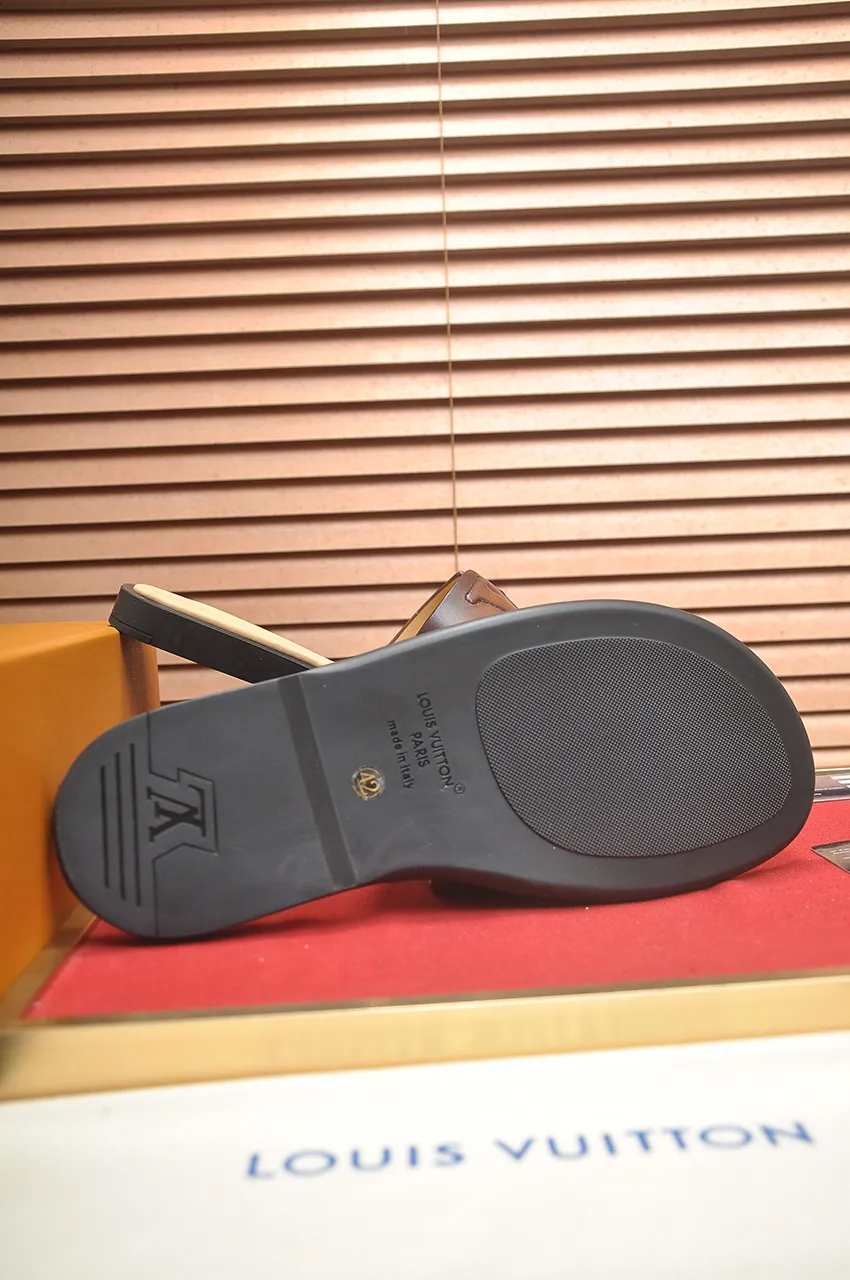 Men's shoes 💰360💶 [Louis Vuitton LV slippers] (high-end cowhide) counter 1:1 fashion style, a must-have for summer! The designer used LV’s iconic outsole. The original simple slippers instantly become fashionable! The upper is made of flexible special cowhide leather straps alternately, and the workmanship is exquisite! A must-have for stylish men in summer, size 38-46 (45 46 customized)